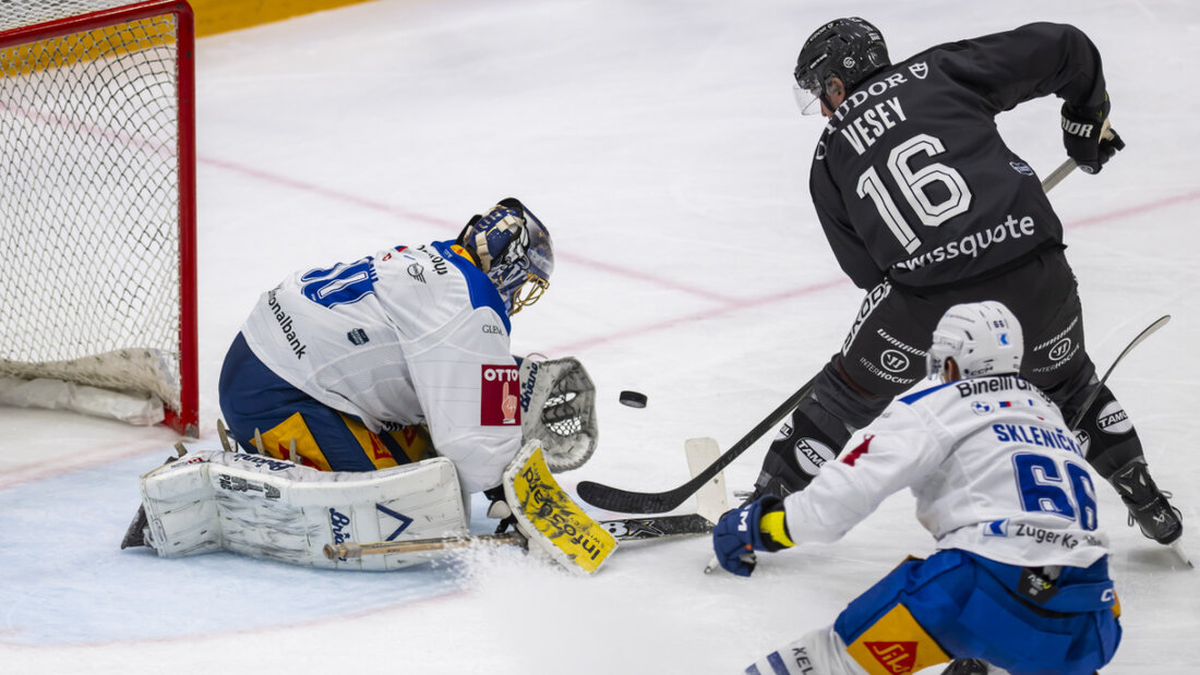 An Zugs Goalie Leonardo Genoni gab es am Donnerstagabend für Jimmy Vesey und die anderen Genfer kein Vorbeikommen 20251030220739505.jpg