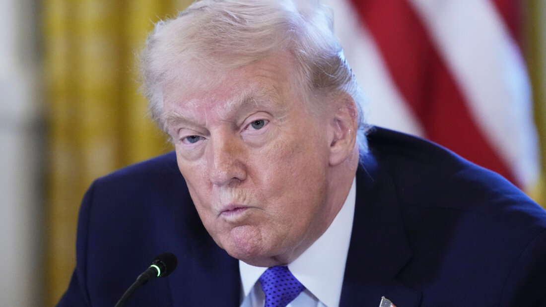 US-Präsident Donald Trump nimmt im East Room des Weißen Hauses in Washington an einem Treffen mit Ölmanagern teil. Foto: Alex Brandon/AP/dpa 20260110052629971.jpg