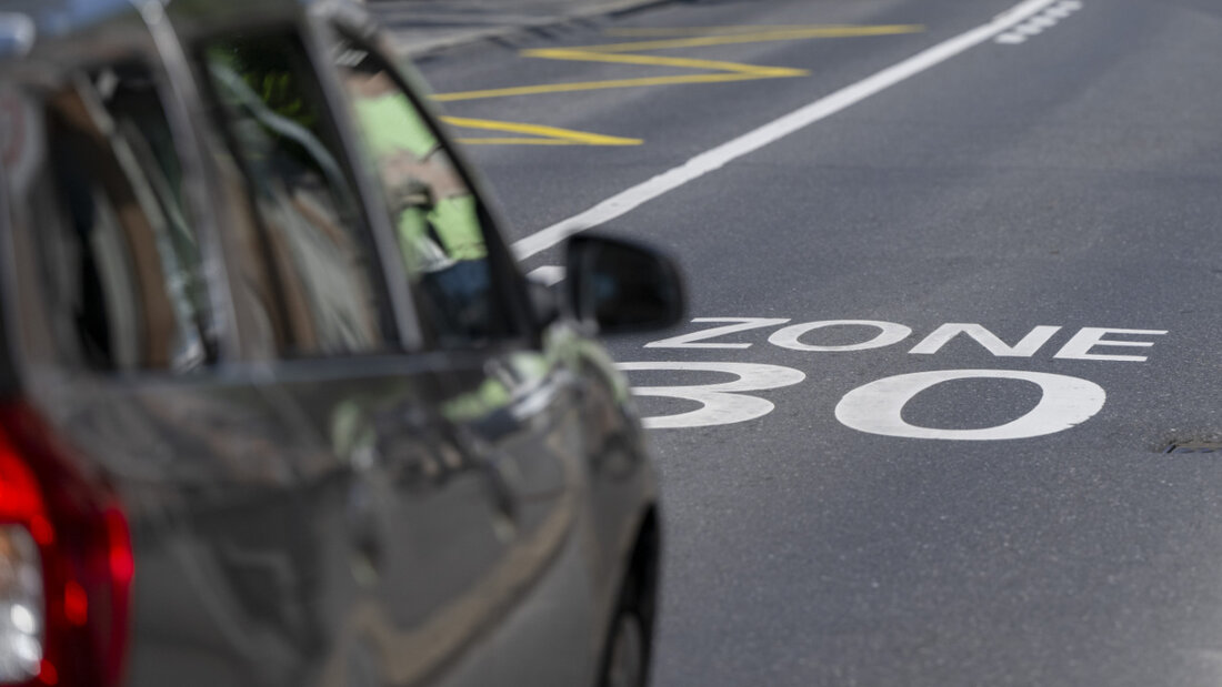 Im Kanton Schaffhausen soll der Kanton künftig auch auf Stadgebiet für die Einführung von Tempo 30 auf Hauptverkehrsachsen zuständig sein. (Symbolbild) 20260316095820695.jpg