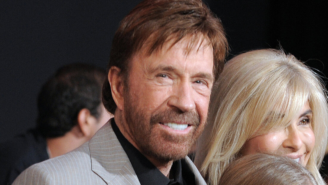 ARCHIV - Chuck Norris besucht die Premiere des Films «The Expendables 2». Action-Star Chuck Norris ist tot. Der weltberühmte Martial Artist und Schauspieler starb im Alter von 86 Jahren, wie seine Familie mitteilte. Foto: Jordan Strauss/Invision/AP/dpa 20260320161830440.jpg