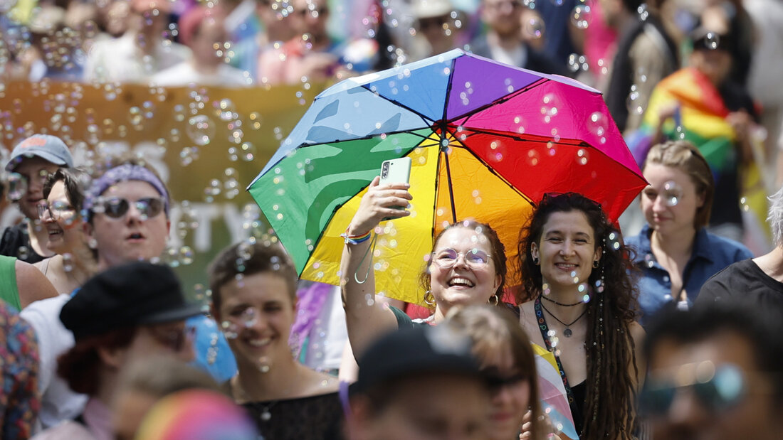 Tausende Menschen habe am Samstag in Bern für die Anliegen queerer Menschen demonstriert. 20260725175120832.jpg