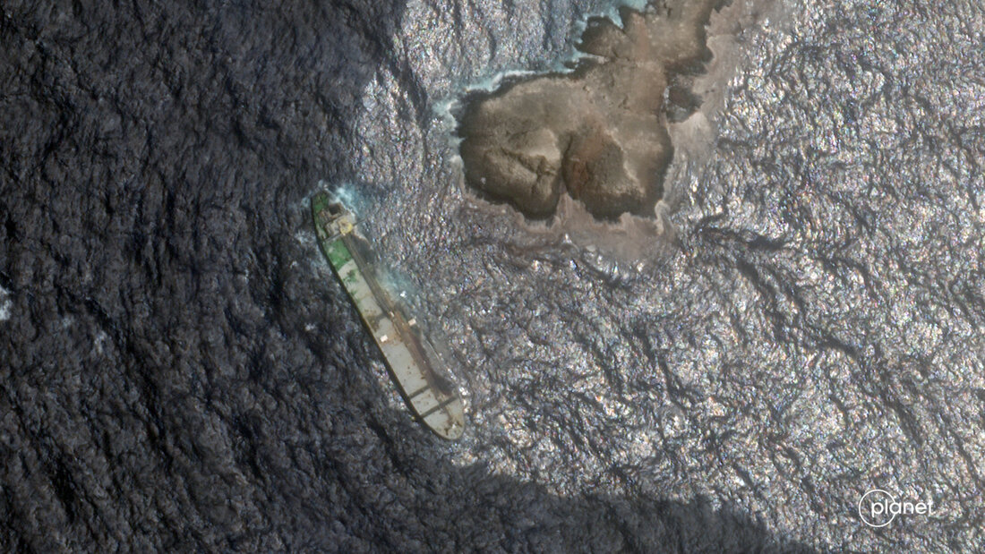 HANDOUT - Dieses Satellitenbild zeigt, wie Rohöl aus einem auf Grund gelaufenen Tanker vor der Küste Omans austritt. Foto: Planet Labs PBC/Planet Labs PBC/AP/dpa/Archivbild 20260806180503035.jpg