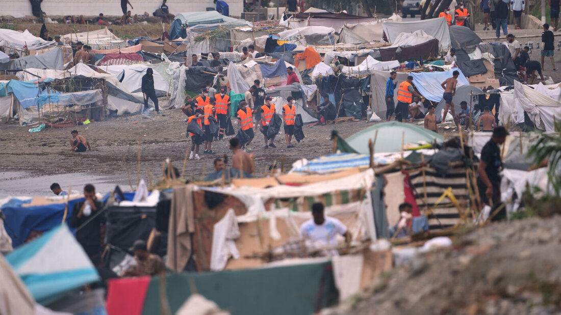 Migranten am Strand von TrampolÌn. Foto: Francis Gonz·lez/AP/dpa/Archivbild 20260918103430849.jpg