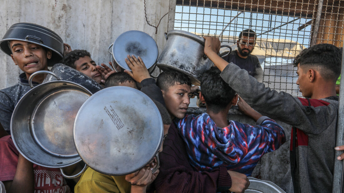 ARCHIV - Palästinenser stehen an, um eine Mahlzeit vom Welternährungsprogramm und dem Hilfswerk der Vereinten Nationen für Palästinaflüchtlinge im Nahen Osten (UNRWA) zu erhalten. Die Vereinten Nationen und internationale Organisationen warnen vor einer Hungersnot im Gazastreifen und fordern alle Konfliktparteien, die palästinensischen Gruppierungen und die israelische Regierung auf, die Einfahrt von Hilfslieferungen in den Gazastreifen zu gestatten und ihre Einsätze zu erleichtern, um eine humanitäre Katastrophe im Gazastreifen aufgrund des Konflikts zwischen Israel und der Hamas zu verhindern. (zu dpa: «USA und Israel wollen Gaza-Hilfe an Hamas vorbei liefern») Foto: Abed Rahim Khatib/dpa 20250503061128451.jpg