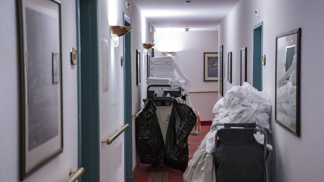 Roomservice-Wagen in einem Gang im Hotel Monopol in der Stadt Luzern. (Archivbild) 20250707085905615.jpg