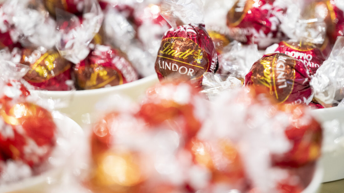 Der Schokoladenhersteller Lindt & Sprüngli hat im ersten Halbjahr 2025 den Umsatz deutlich gesteigert und die Jahresprognose dazu erhöht. Aufgrund von Rechtskosten ist die operative Marge derweil gesunken.(Archivbild) 20250722071813153.jpg