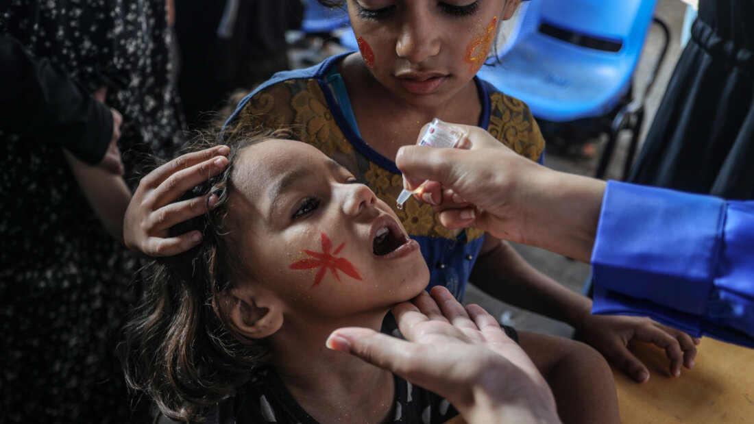 ARCHIV - Palästinensische Kinder erhalten Polio-Impfstoff-Tropfen (Archivbild). Foto: Abed Rahim Khatib/dpa 20251105190628638.jpg