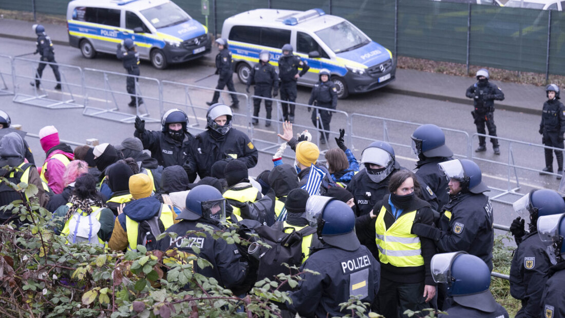 Polizisten in Giessen kesseln in der Nähe der Versammlungshalle eine Gruppe von Demonstranten ein. 20251130034734128.jpg