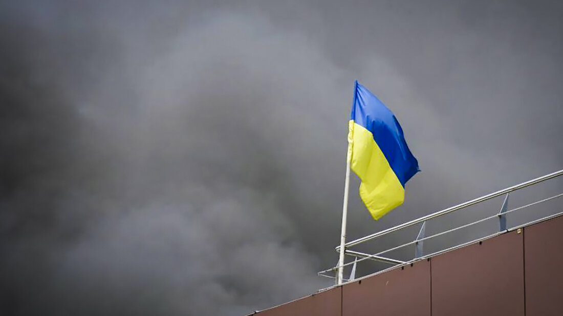 HANDOUT - Auf diesem von der Regionalverwaltung Dnipropetrowsk veröffentlichten Foto weht die ukrainische Flagge, während nach einem russischen Raketenangriff Rauch aufsteigt. Foto: Uncredited/Dnipro Regional Administration/AP/dpa 20260201092615581.jpg