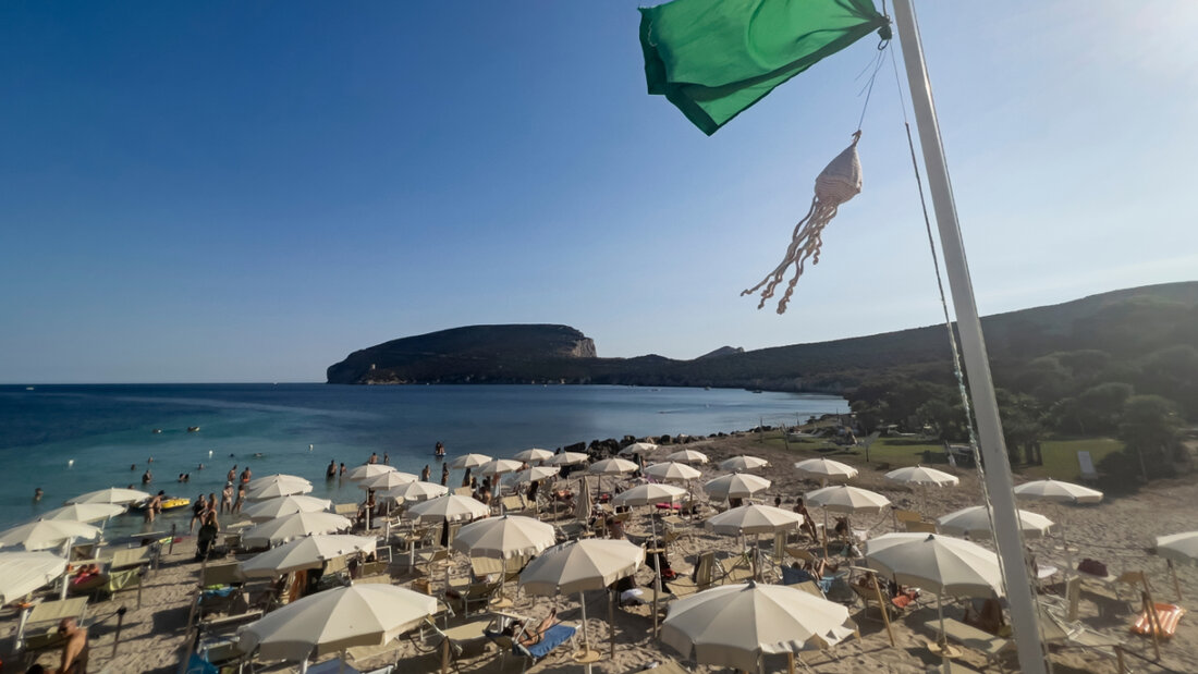 Eine französische Touristin ist auf Sardinien mit rund 40 Kilogramm Sand,
Kieselsteinen und Muscheln erwischt worden. (Archivbild) 20260525143022377.jpg