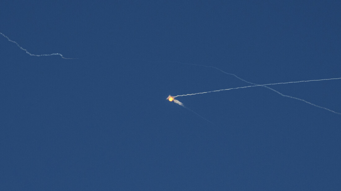 ARCHIV - Eine ukrainische Rakete fängt während eines russischen Angriffs auf Kiew eine russische ballistische Rakete ab. Foto: Evgeniy Maloletka/AP/dpa 20260805003639679.jpg