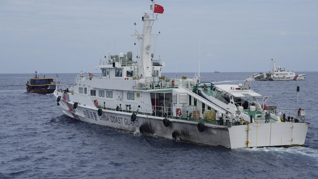 ARCHIV - Ein Schiff der chinesischen Küstenwache im Südchinesischen Meer. Foto: Aaron Favila/AP/dpa/Archivbild 20260918101226920.jpg
