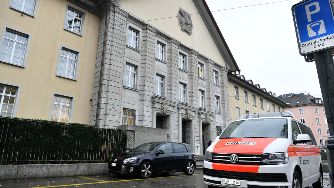 Das Bezirksgericht Zürich verurteilte einen 25-jährigen Chinesen wegen mehrfachen versuchten Mordes zu einer 15-jährigen Freiheitsstrafe. Er attackierte am 1. Oktober 2024 drei 5-jährige Buben mit einem Messer. (Symbolbild) 20260918164953269.jpg