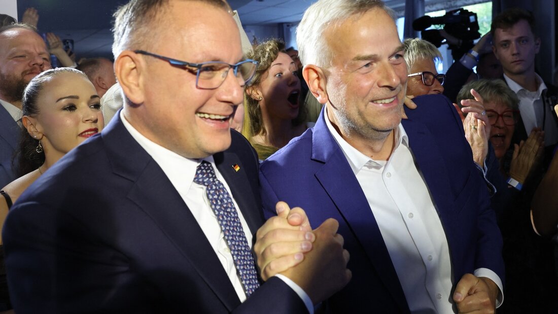 AfD-Ministerpräsidentenkandidat Leif-Erik Holm (r) bei der Wahlparty in Schwerin. Foto: Jens Büttner/dpa 20260920182200165.jpg