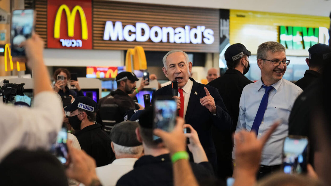 Der israelische Ministerpräsident Benjamin Netanjahu (M), Vorsitzender der Likud-Partei, spricht in einem Einkaufszentrum im Rahmen seines Wahlkampfs im Vorfeld der Parlamentswahlen mit Anhängern. Foto: Ariel Schalit/AP/dpa 20261020192046944.jpg