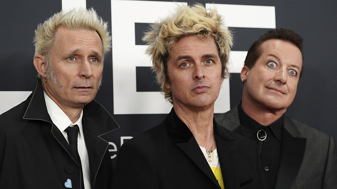 ARCHIV - Mike Dirnt (l-r), Billie Joe Armstrong und Tre Cool von Green Day kommen zur 67. Grammy-Verleihung. Foto: Jordan Strauss/Invision/dpa 20250424030931537.jpg