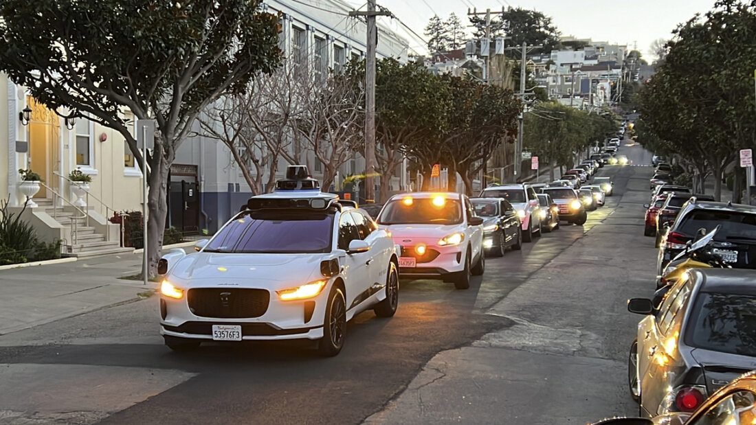 Auf Strassen in US-Städten werden künftig mehr Robotaxi unterwegs sein. Die irme Waymo will die Zahl ihrer Robotaxis verdoppeln und Konkurrent Tesla steht in den Startlöchern.(Archivbild) 20250506074043511.jpg