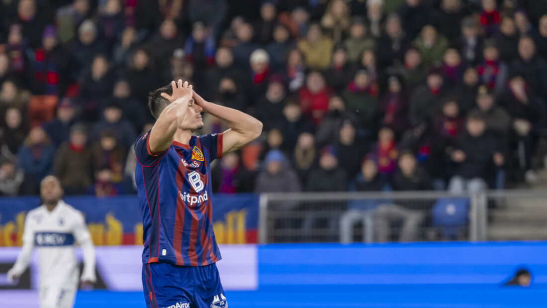 Basels Flavius Daniliuc verwirft die Hände, anchdem einmal mehr ein FCB-Angriff nicht zum Ziel geführt hat 20251214185359852.jpg
