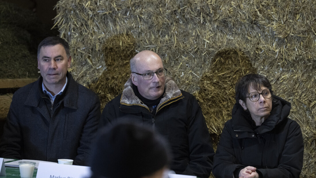 Für den Schweizer Bauernverband erläuterten am Montag Direktor Martin Rufer, Präsident Markus Ritter und Vizepräsidentin Anne Challandes (von links) die wichtigsten Herausforderungen, denen sich die Schweizer Landwirtschaft 2026 stellen muss., 20260105145707628.jpg