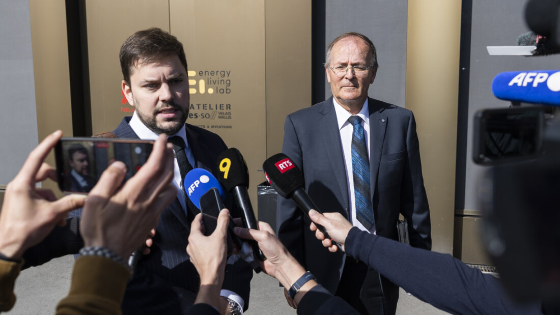 Der ehemalige Gemeindepräsident von Chermignon, Jean-Claude Savoy (r.), mit seinem Anwalt Bryan Pitteloud (l.) am Energypolis-Campus in Sitten. 20260513104143463.jpg