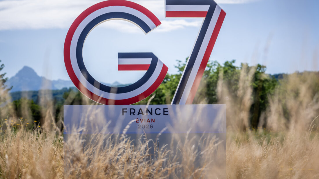 Das Logo zum G7 Gipfel, aufgenommen vor Beginn des G7 Gipfeltreffens in Evian. Foto: Michael Kappeler/dpa 20260615155102936.jpg