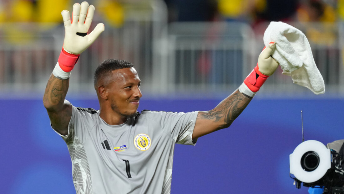 Curaçaos 37-jähriger Goalie Eloy Room lässt sich nach einer sehr starken Leistung feiern 20260621041324853.jpg