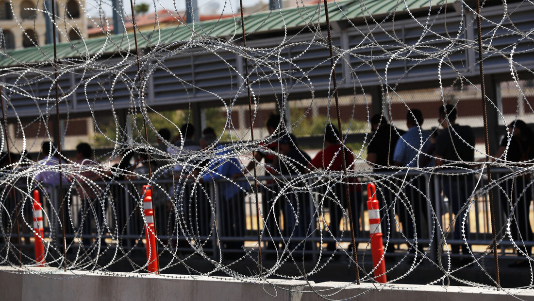 ARCHIV - Menschen stehen auf einer Brücke in Nueva Laredo, um die Grenze zu den USA zu überschreiten. Foto: Marco Ugarte/AP/dpa 20260703115030855.jpg