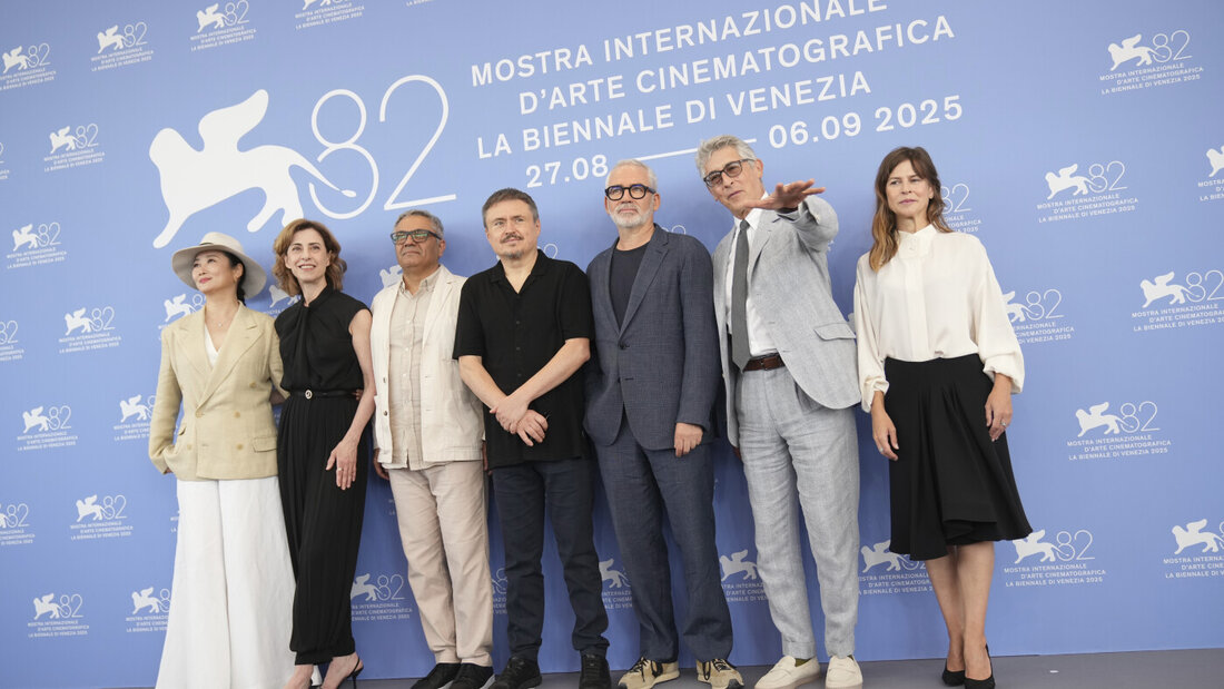 ARCHIV - Die Jury bei der 82. Ausgabe der Filmfestspiele von Venedig im vergangenen Jahr. Foto: Alessandra Tarantino/Invision/AP/dpa/Archivbild 20260830100348562.jpg