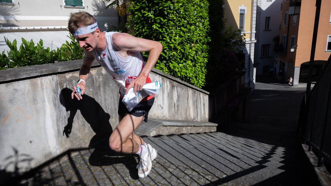 Fabian Aebersold führt die Schweiz als Schlussläufer vom 16. Platz zum Sieg 20260927131536232.jpg