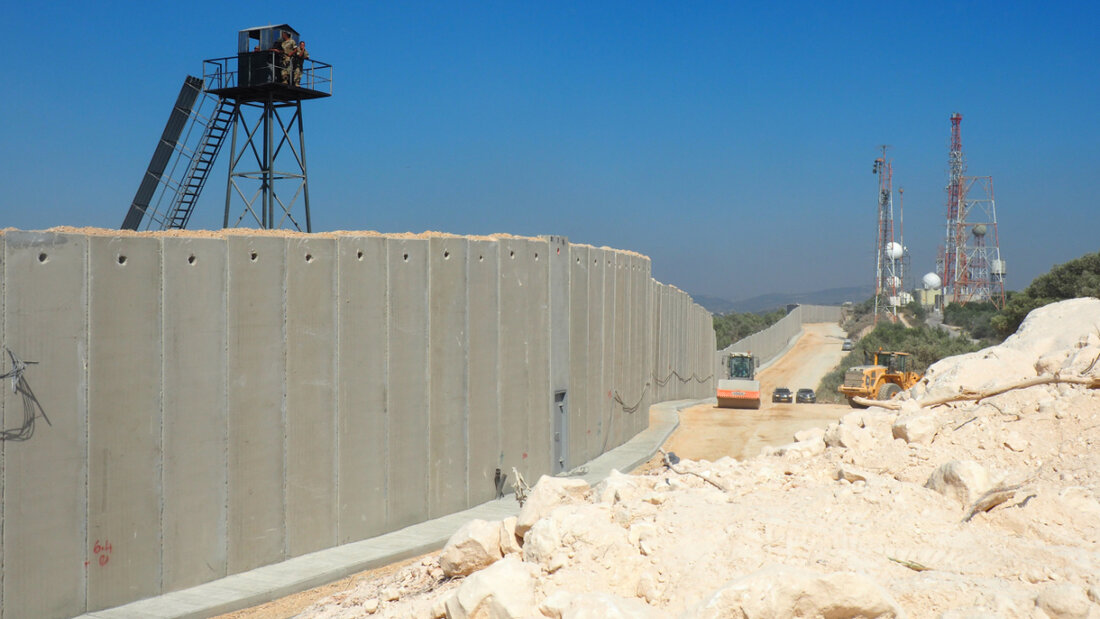 ARCHIV - 05.09.2018, Israel, Rosch Hanikra: Israel baut im Jahr 2018 eine neun Meter hohe Sperranlage an der Grenze zum Libanon aus Angst vor Anschlägen der libanesischen Schiiten-Miliz Hisbollah. Foto: Stefanie Järkel/dpa 20250821155704392.jpg