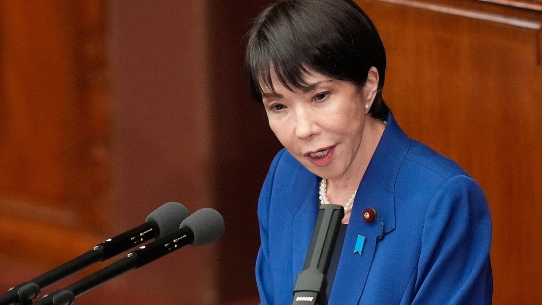 Japans Premierministerin Sanae Takaichi hält eine politische Rede auf einer Sondersitzung des Unterhauses des Parlaments. Foto: Eugene Hoshiko/AP/dpa 20251024122342940.jpg