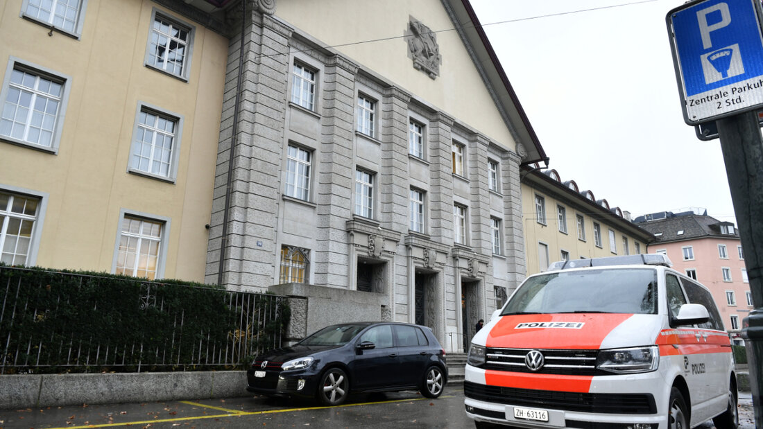 Ein 44-jähriger Mann muss sich wegen Vergewaltigung vor dem Bezirksgericht Zürich verantworten. Er soll als Uber-Fahrer mehrere junge Frauen in seinem Auto vergewaltigt haben. (Symbolbild) 20251030104939906.jpg