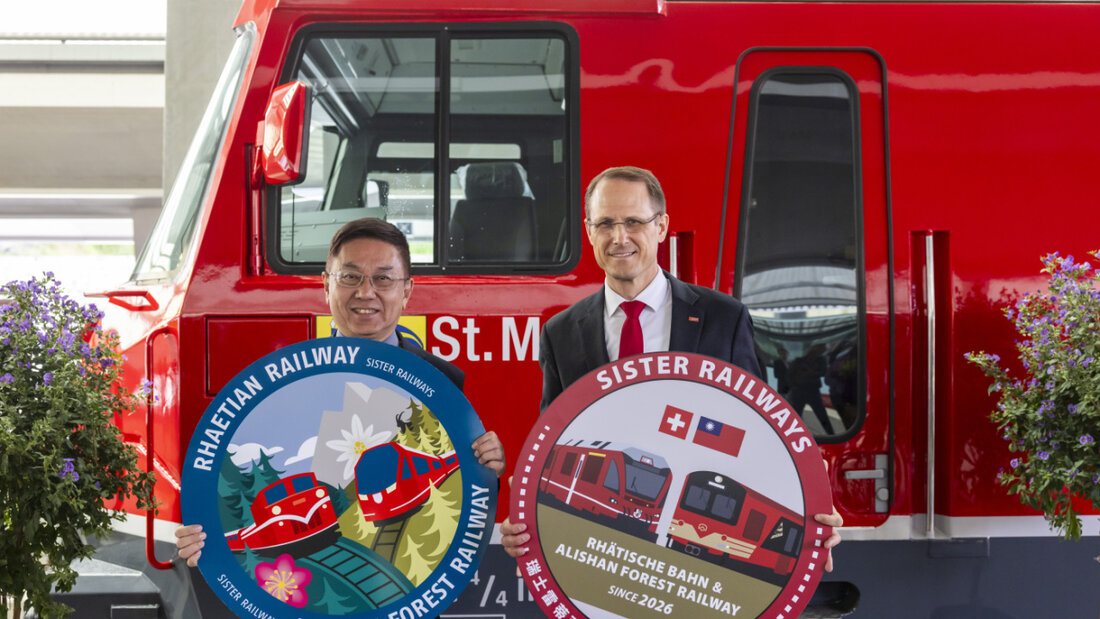 Hwa-Ching Lin von der taiwanesischen Alishan Forest Railway (links) und RhB-Direktor Renato Fasciati feiern das neue Abkommen der beiden Bahnen in St. Moritz mit einer Lokomotiventaufe. 20260601170159236.jpg