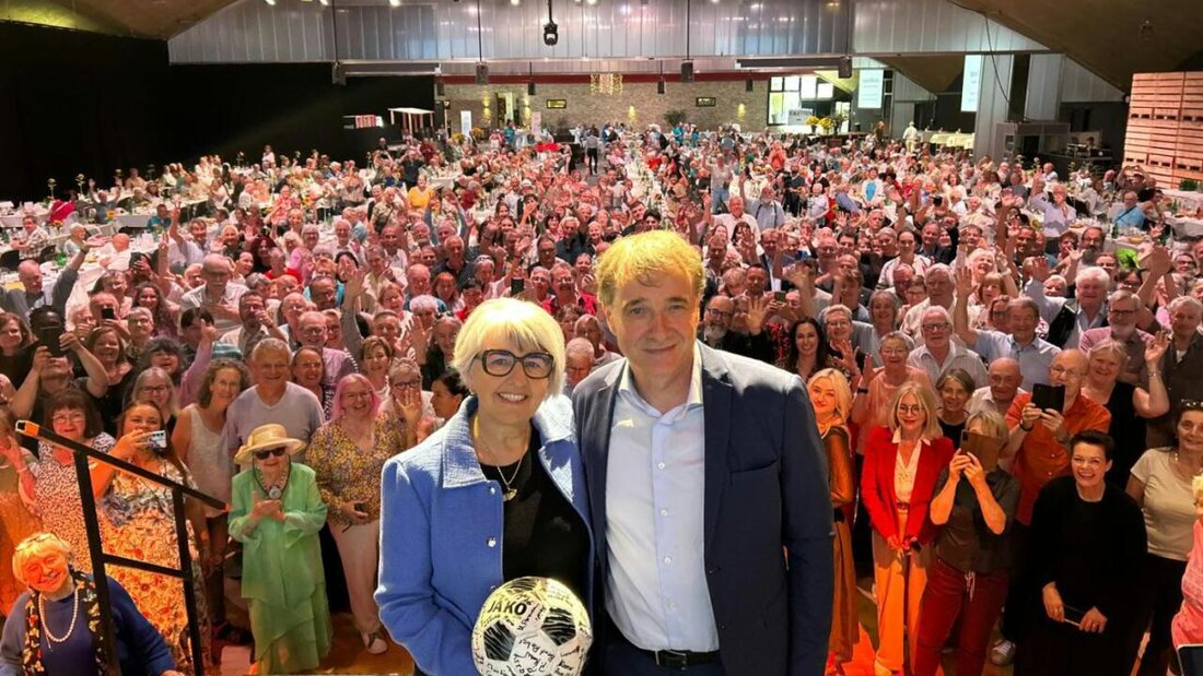 Bundesrätin Elisabeth Baume-Schneider und Guido Fluri von der gleichnamigen Stiftung posieren in Langenthal vor den rund 800 geladenen ehemaligen Verdingkindern. 20260613125956092.jpg