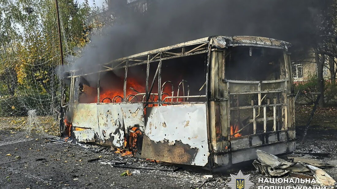30 tote Zivilisten und 18 verletzte sind das Ergebnis eines russischen Bombenangriffs auf zwei zivile Busse in der ostukrainischen Stadt Kramatorsk nahe der Front in der Region Donezk. Trotz intensivierter Angriffe aus der Luft kommen die russischen Truppen am Boden nicht vom Fleck. 20261008213540668.jpg