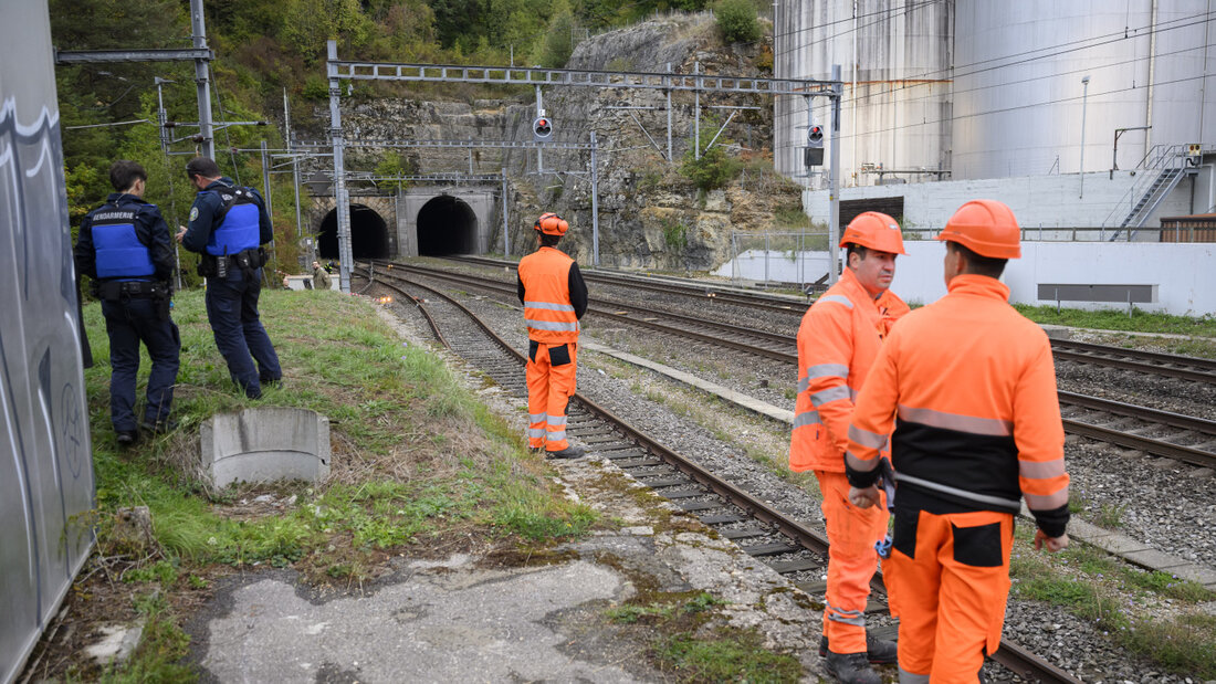 Polizisten und Bahnmitarbeiter in der Nähe des Ursprungs des Kabelbrands bei den Tunneln von Eclépens. 20261009104021919.jpg