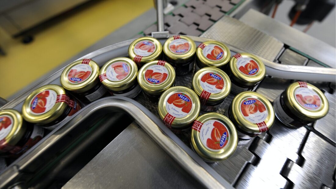 Konfi-Gläser laufen in der Produktionsstätte von Hero in Lenzburg über ein Fliessband. (Archivbild) 20250423104022282.jpg