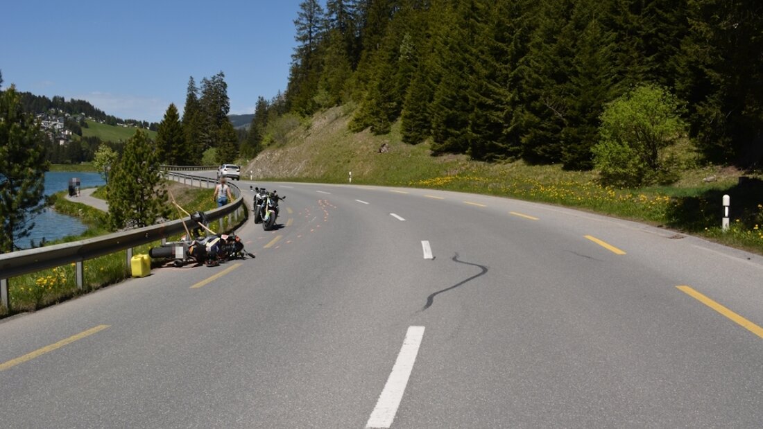 Sowohl der Auto- als auch der Töfffahrer wurden bei dem Unfall verletzt. 20250601141537309.jpg