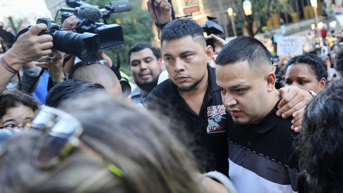 ARCHIV - Kilmar Abrego Garcia (r) und sein Bruder Cesar Abrego Garcia (M) kommen in der Außenstelle der Einwanderungs- und Zollbehörde ICE in Baltimore an. Foto: Stephanie Scarbrough/AP/dpa (Archivbild) 20260523083747872.jpg