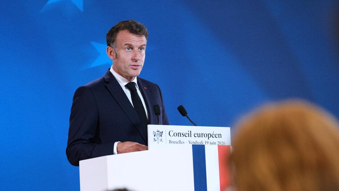 Emmanuel Macron, Präsident von Frankreich, spricht bei einer Pressekonferenz auf dem EU-Gipfel. Foto: Marius Burgelman/AP/dpa 20260619203211745.jpg