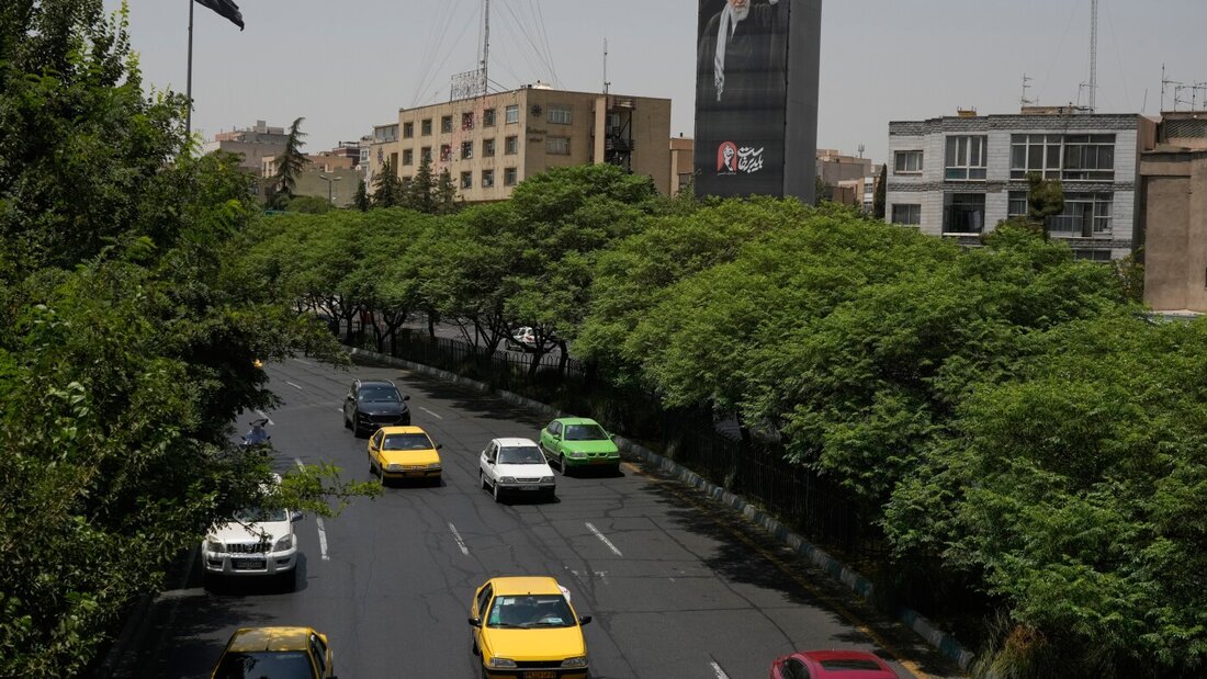 Fahrzeuge fahren in der iranischen Hauptstadt an einer Plakatwand vorbei, auf der ein Porträt des verstorbenen iranischen Obersten Führers Ajatollah Ali Chamenei zu sehen ist. Foto: Vahid Salemi/AP/dpa 20260722050046377.jpg