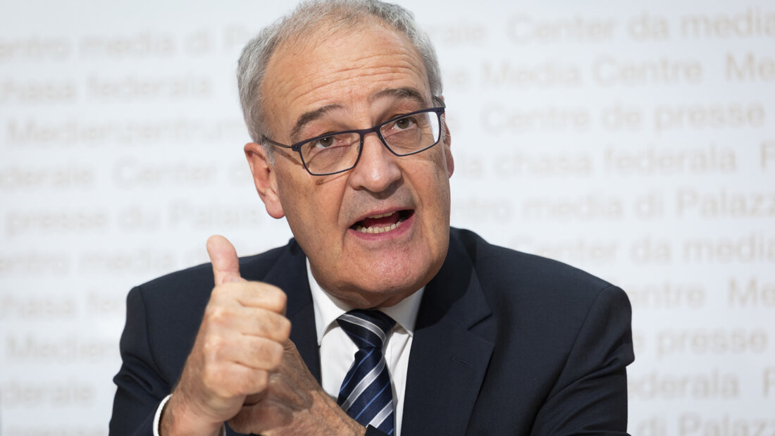 Mehr unternehmerische Freiheit und mehr Verantwortung für Bäuerinnen und Bauern, aber etwas weniger Geld für die Landwirtschaft: Bundespräsident Guy Parmelin stellt den Entwurf für die Agrarpolitik ab 2030 den Medien vor. 20260902142506987.jpg