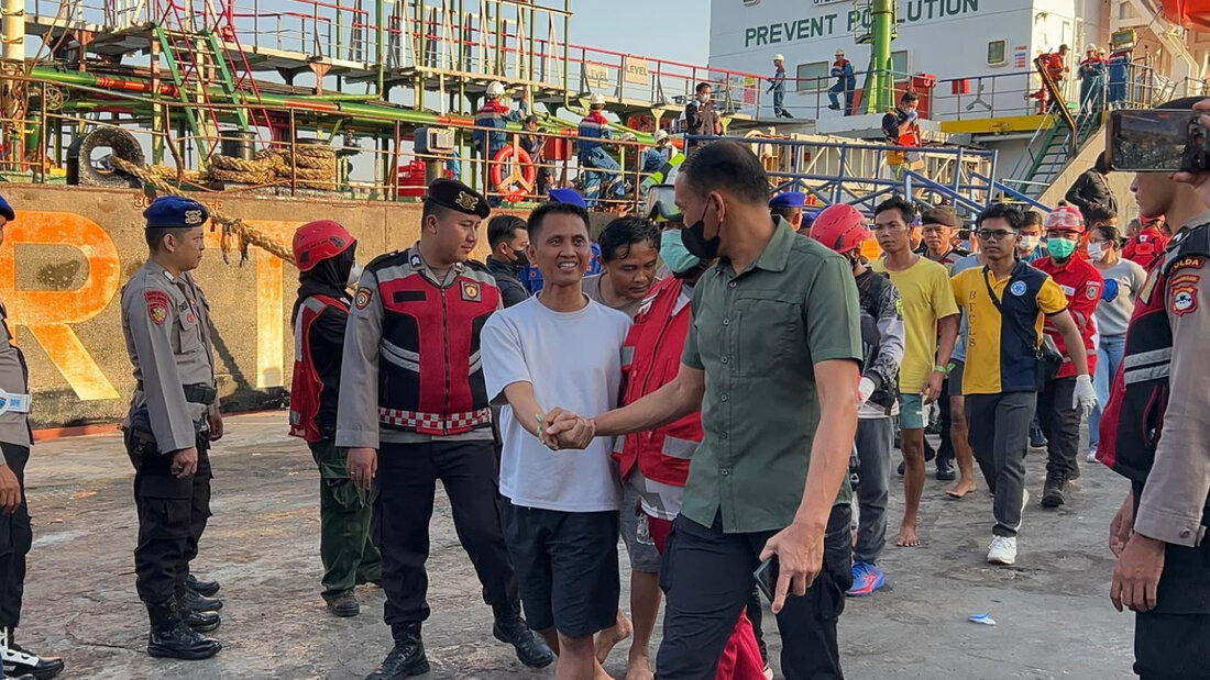 HANDOUT - Auf diesem Foto, das von der indonesischen nationalen Such- und Rettungsbehörde (BASARNAS) veröffentlicht wurde, werden Überlebende einer Passagierfähre, die bei schlechtem Wetter in der Javasee in Seenot geraten war, nach dem Verlassen eines Rettungsschiffs von Beamten begrüßt. Foto: Uncredited/BASARNAS/AP/dpa 20260914110125261.jpg