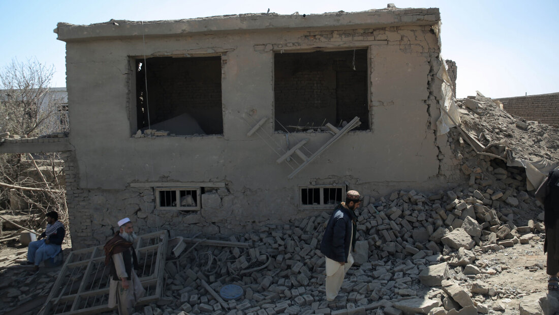 ARCHIV - Menschen gehen inmitten der Zerstörung, die ein pakistanischer Luftangriff in der Nacht am Stadtrand angerichtet hat. Foto: Sami Jan/dpa 20260921092316964.jpg