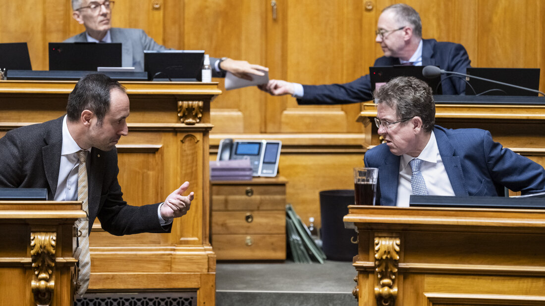 Energieminister Albert Rösti (rechts unten) warnte im Rat einmal mehr vor den Folgen eines Strommangels. Auch Christian Wasserfallen (FDP/BE, links unten) trat für die Zusatzkredite ein. 20260928182307955.jpg