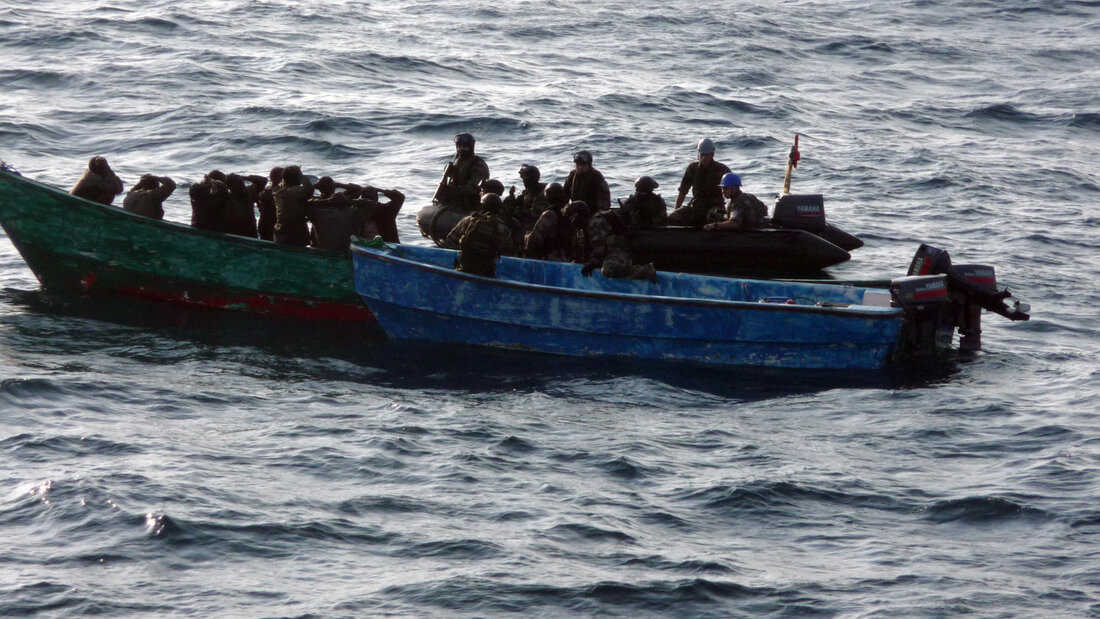 ARCHIV - Im Rahmen der EU-Mission «Atalanta» hat die französische Marine am 03.05.2009 vor der ostafrikanischen Küste elf mutmaßliche Piraten gefangen genommen (Foto des französischen Verteidigungsministeriums). Foto: DB MoD France/dpa 20260929125918194.jpg
