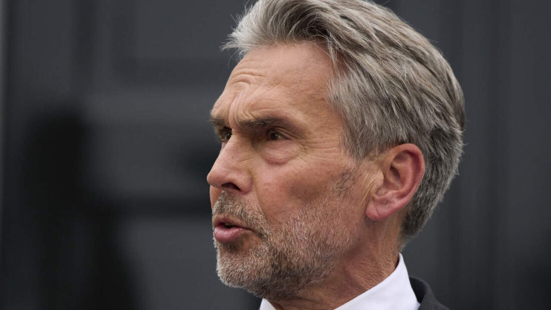 Der niederländische Premierminister Dick Schoof spricht nach einer Sondersitzung des Ministerrats im Catshuis. In den Niederlanden soll es nach dem Bruch der Regierungskoalition eine Neuwahl geben. Foto: Peter Dejong/AP/dpa 20250603163614223.jpg