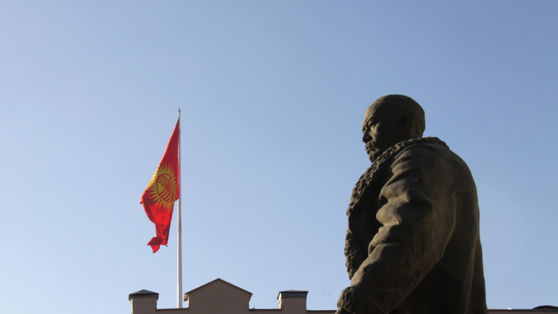 Blick auf das Denkmal von Bischkek Baatyr, dem angeblichen Gründer der kirgisischen Hauptstadt Bischkek, vor dem Hintergrund der Nationalflagge. Foto: André Ballin/dpa 20251130211803049.jpg