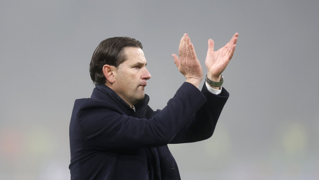 YB-Trainer Gerardo Seoane applaudierte auch seinen Spielern nach der Partie vom Donnerstag gegen Lille 20251212063904526.jpg