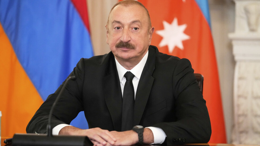 ARCHIV - Aserbaidschans Präsident Ilham Aliyev nimmt an einer trilateralen Unterzeichnungszeremonie mit Präsident Trump und Armeniens Ministerpräsident Paschinjan im State Dining Room des Weißen Hauses teil. Foto: Mark Schiefelbein/AP/dpa 20260225153655879.jpg